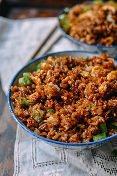 Soy Sauce Fried Rice, by thewoksoflife.com Soy Sauce Fried Rice, Chinese Vegetables, Broiled Chicken, Fried Rice Recipe, Idee Pasto Sano, Mixed Vegetables, Rice Recipe, Asian Dishes, Easy Salads