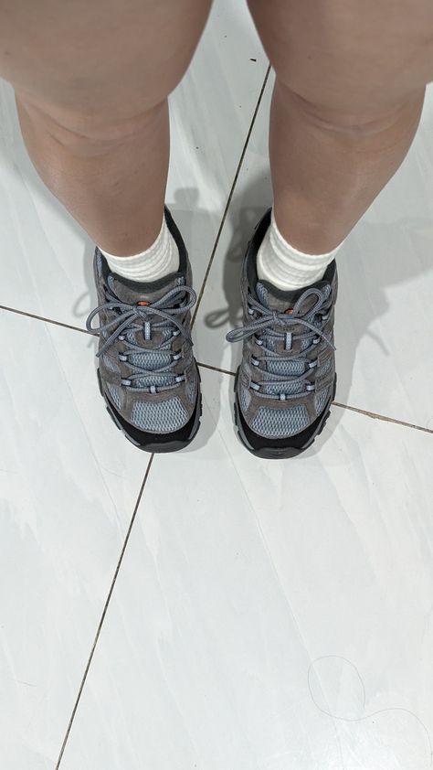 Blue shoes and white socks
Blue Hiking shoes Moab 3 Merrell, Merrell Moab Outfit, Merrell Outfit, Merrell Moab, Merrell Shoes, Hiking Shoes, Mountain View, Blue Grey, Hiking