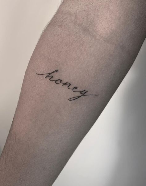 Honey tattoo feminina delicada Delicate Tattoo Fonts, Honey Tattoo, Tattoo Word Fonts, Cursive Tattoos, Anklet Tattoos, Writing Tattoos, Tattoo Lettering Fonts, Tattoo Font, Tattoo Script