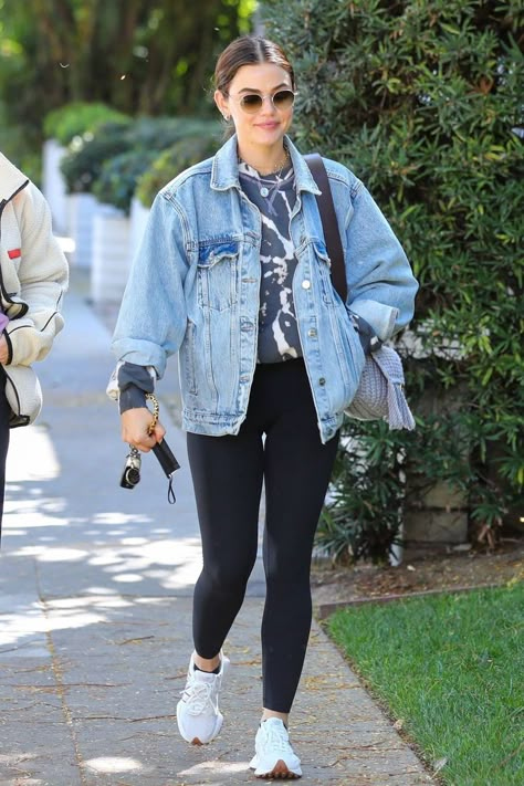 Black Jeans Denim Jacket, Casual Vans Outfit, Oversize Jean Jacket Outfit, Blue Denim Jacket Outfit Women, Oversized Jeans Jacket Outfit, Oversize Denim Jacket Outfit, Oversized Jean Jacket Outfits, Cropped Jean Jacket Outfit, Jean Jacket Street Style