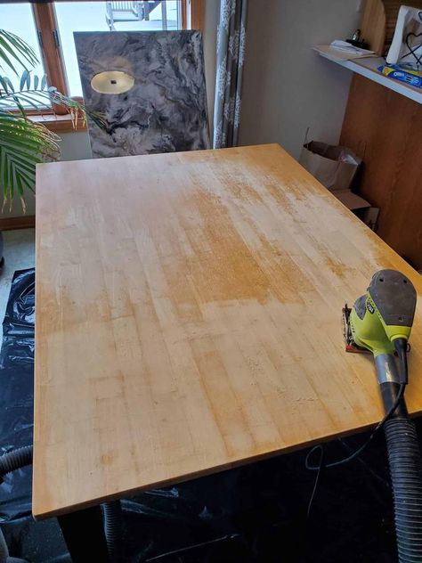 How to update a kitchen table using epoxy resin - Two Hands DIY Metal Table Top Ideas, Resin Dining Table Diy, Dinner Table Diy, Epoxy Resin Countertop, Stone Coat Countertop, Countertop Epoxy, Refinished Table, Diy Counter, Epoxy Dining Table