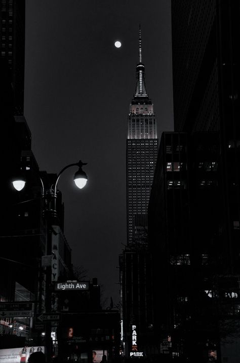 Wallpaper Iphone City Lights, Black And White Lockscreen Aesthetic, Asthetic Wallper Background, New York City At Night, Black And White Wallpaper Iphone, Dark Black Wallpaper, City At Night, Black And White Picture Wall, Nyc Aesthetic