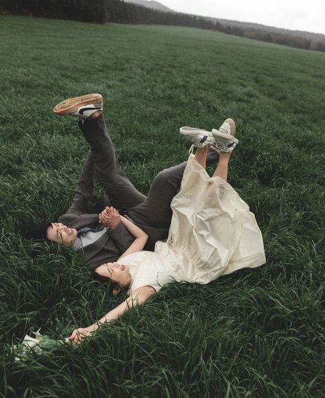 Funny Pre Wedding Photoshoot, Korean Engagement Photos, Pre Wedding Photoshoot Theme, Wedding Fotos, Korean Wedding Photography, Pre Wedding Photoshoot Outfit, Wedding Photoshoot Props, Pre Wedding Photoshoot Outdoor, Couple Poses Reference