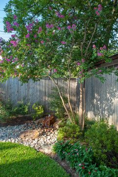 What the corner would look like if placed crepe myrtle there with rocks(and fountain), grasses, roses. Corner Landscaping, Landscaping Along Fence, Backyard Getaway, Landscaping Around Trees, Porch Landscaping, Backyard Plan, Corner Garden, Fence Landscaping, Outdoor Decor Backyard