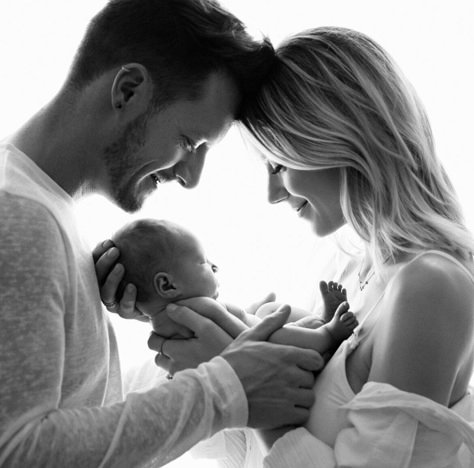 Vom Avea Un Copil, Newborn Family Pictures, Foto Newborn, Newborn Family Photography, Baby Fotografie, Baby Pictures Newborn, Newborn Family Photos, Newborn Photography Poses, Newborn Baby Photoshoot