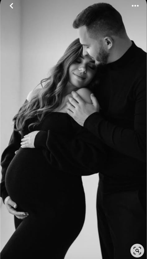 Studio Maternity Shoot, Baby Bump Photoshoot, Maternity Studio Photoshoot, Studio Maternity Photos, Pregnancy Announcement Photoshoot, Shooting Couple, Pregnancy Photos Couples, Maternity Photo Outfits, Maternity Photography Poses Couple