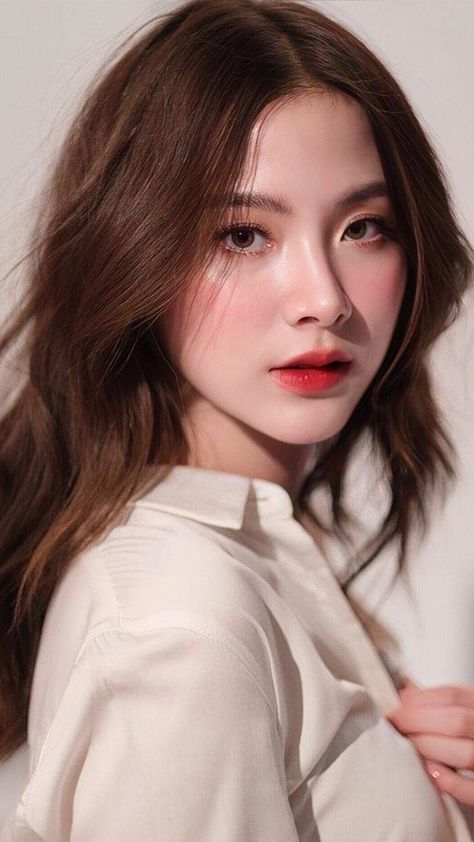 Baifern Pimchanok Aesthetic, Davika Hoorne Makeup, Thai Actresses Celebrities, Baifern Makeup Looks, Sleepers Movie, Baifern Pimchanok Instagram, Pimchanok Luevisadpaibul, Davika Hoorne Thai Traditional Dress, Ulzzang Short Hair