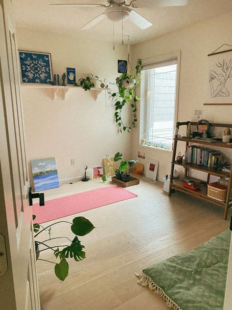 House Yoga Room, Zen Spare Room Ideas, Guest Bedroom Yoga Room, Bedroom Yoga Corner, Apartment Yoga Space, Yoga Spot In House, Pink Yoga Room, Yoga Aesthetic Home, Meditation Workout Room