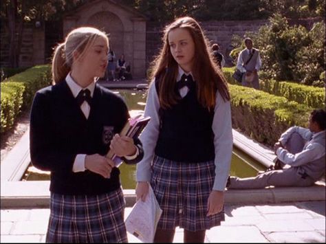 Gilmore Girls Gilmore Girls Halloween Costume, Gilmore Girls Season 1, Boarding School Aesthetic, Greystone Mansion, Romanticizing School, School Uniform Outfits, School Uniforms, Rory Gilmore, Diy Halloween Costumes