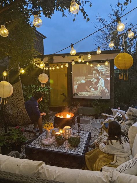 Design Per Patio, Balkon Decor, Backyard Movie Nights, Outdoor Cinema, Backyard Movie, Diy Outdoor Decor, Outdoor Diy Projects, Backyard Inspo, Outdoor Movie