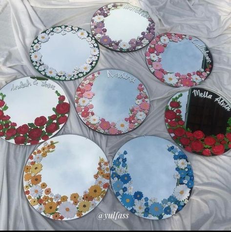 Mirror Drawings Art, Painted Flower Mirror, Vinyl Mirror Ideas, Aesthetic Mirrors Diy, Mirror Flower Painting, Mirror Painting Ideas Aesthetic Flowers, Circle Mirror Painting Ideas, Mirror Art Painted Aesthetic, Mini Mirror Painting