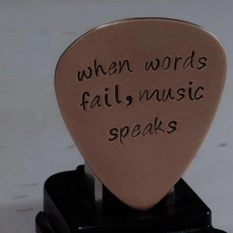 Guitar Pick Painting, Painting On Guitar Aesthetic, Painting On Guitar, Hot Glue Hacks, Makoto Yuki, Guitar Aesthetic, True Things, Teenager Quotes, Cool Quotes