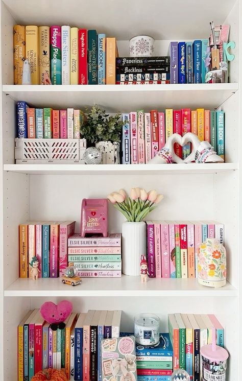 Bookshelf Styling With Books Bedrooms, Book Shelf Ideas Bedroom Wall, Girls Bookshelf Ideas, Aesthetic Bookends, Cute Bookshelf Ideas, Aesthetic Book Shelf, Shelves Aesthetic, Ways To Display Books, Book Corner Ideas Bedroom