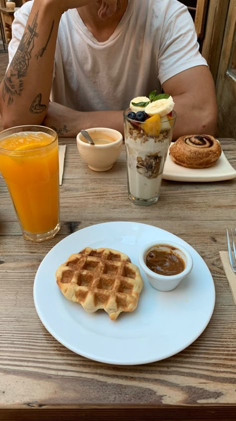 merienda con novio, wafle con dulce de leche, cafe, exprimido, yogur Brunch Date With Boyfriend, Drinks With Boyfriend, Couple Breakfast Aesthetic, Breakfast Fake Snap, Breakfast Fake Story, Breakfast With Boyfriend, Breakfast For Boyfriend, Fake Ig Story Boyfriend, Brunch Date Aesthetic