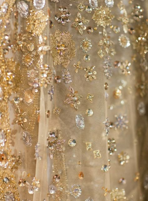 Heaven is for Real — It's Elie Saab's Spring Summer 2017 Haute Couture Collection Fearless Aesthetic, Golden Aesthetic, Lizzie Hearts, Taylor Swift Albums, Aesthetic Gold, Elie Saab Spring, Taylor Swift Fearless, Gold Aesthetic, 背景 シンプル