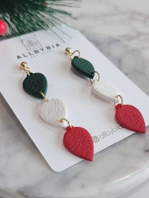 Cute Clay Christmas Earrings, Christmas Earrings Beads, Clay Earrings Diy Ideas Christmas, Leather Earrings Christmas, Holiday Earring Ideas, Holiday Clay Earrings Diy, Clay Christmas Jewelry, Polymer Clay Earring Christmas, Simple Polymer Clay Earrings Ideas