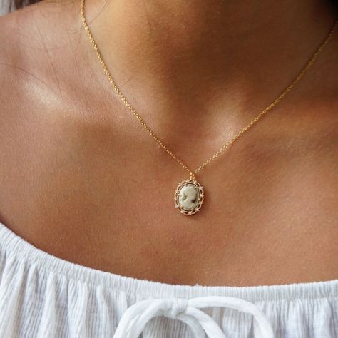 Necklace Minimalist Jewelry, Sun And Moon Necklace, Gold Moon Necklace, Zirconia Necklace, Vintage Inspired Jewelry, Cameo Jewelry, Healing Necklace, Cubic Zirconia Necklace, Gold Charm Necklace