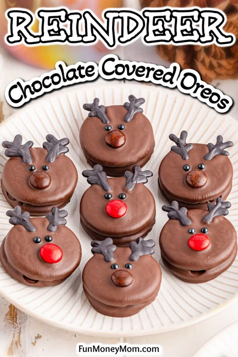 These adorable Oreo Reindeer Cookies are an easy holiday treat that are as fun to make as they are to eat. These chocolate reindeer are guaranteed to be the cutest mini dessert on the cookie tray! Reindeer Cookies Nutter Butter, Christmas Sweets For Kids, Reindeer Cookies With Pretzels, Christmas Cookies Recipes Holiday Xmas, Hunting Snacks, Oreo Reindeer, Reindeer Pretzels, Reindeer Brownie, Christmas Oreos