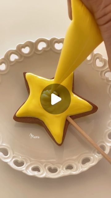 Manu - Manuela Pezzopane on Instagram: "Royal icing star cookie, iced on both sides

#royalicingcookies #starcookie #lollipopcookies #oddlysatisfying #biscottidecorati #ghiacciareale" Decorated Star Cookies, Star Royal Icing Cookies, Lollipop Cookies, Star Sugar Cookies, Royal Cookies, Royal Iced Cookies, Star Cookies, Iced Cookies, October 29