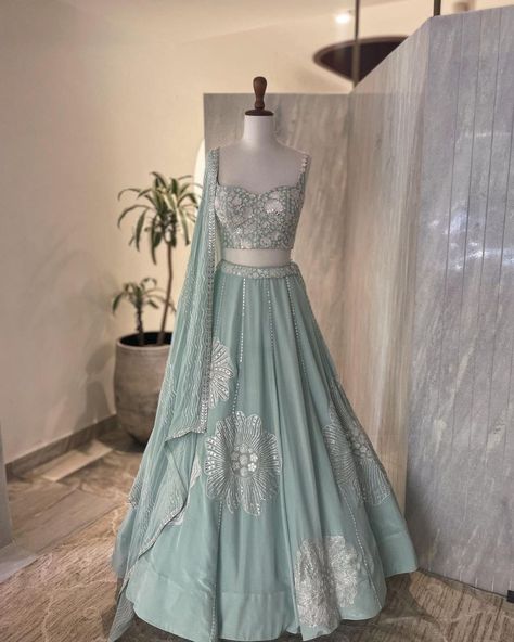 Lehnga Kameez Designs, Lehenga Designs Simple Modest, Net Lehenga Designs For Wedding, Pista Colour Lehenga, Pastel Lehenga Simple, Prom Lengha, Bride Mehendi Outfit, Engagement Dresses Ideas, Lehenga Designs Simple Latest