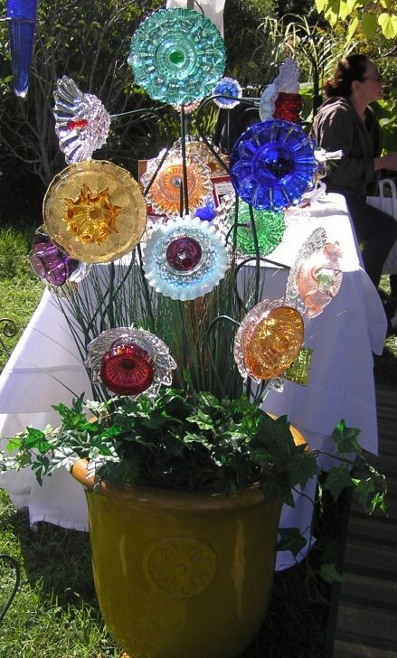 Thrift store glass plates into garden flowers. Handmade Flowers Tutorial, Garden Totems, Glass Garden Flowers, Glass Plate Flowers, Garden Whimsy, Outdoor Crafts, Glass Garden Art, Dry Creek, Glass Garden