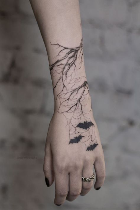 Tato Realis, Stammestattoo Designs, Cute Halloween Tattoos, Halloween Tattoos Sleeve, Tattoos 2024, Goth Tattoo, Pretty Hand Tattoos, Wicked Tattoos, Spooky Tattoos