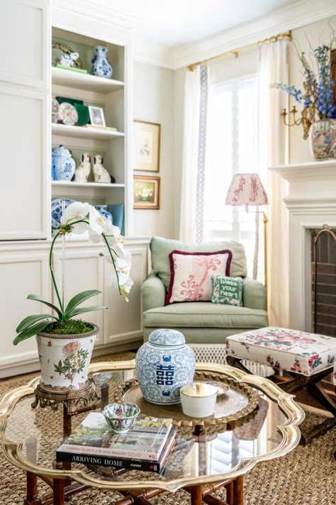 Tour A Grandmillennial Home Bursting with Chintz and Charm - The Glam Pad Grandmillenial Traditional Living Room, Chic Traditional Decor, French Grandmillenial Style, Transitional Grandmillenial Living Room, Antique Furniture Modern Styling, Grandmillenial Chandelier, Grand Millennial Family Room, Grand Millenial Foyer, Living Room Designs Grand Millenial