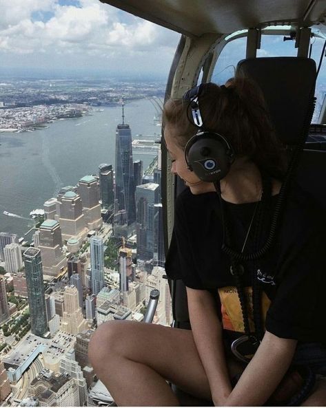 Flying A Helicopter, Helicopter Photo Ideas, Helicopter Outfit Ideas, Helicopter Pictures Ideas, Helicopter Tour Outfit, Nyc Helicopter Ride Aesthetic, Helicopter New York City, Helicopter Over New York, Helicopter Ride Aesthetic