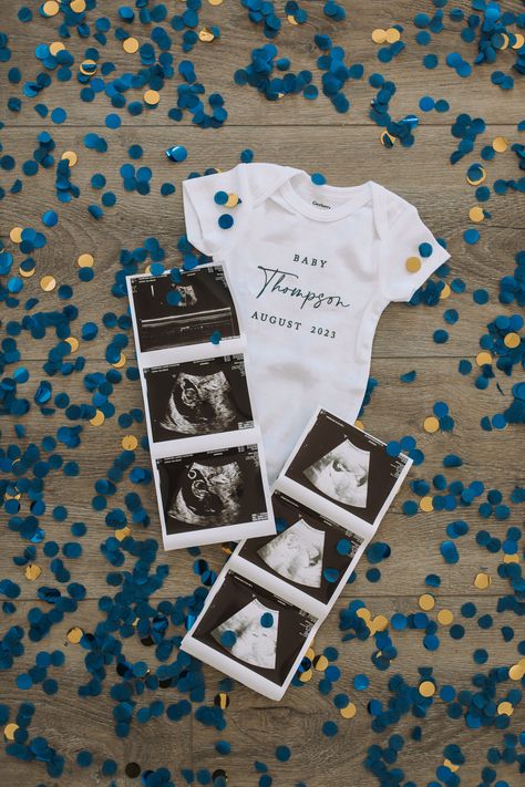 Gender Reveal Ideas For Photos, Gender Reveal Flat Lay, Gender Reveal Confetti Cannon Photos, Simple Gender Reveal Pictures, Gender Reveal Ideas Pictures, Gender Reveal Instagram Post, Studio Gender Reveal Photos, Gender Reveal Party Photography, Gender Reveal Party Photos