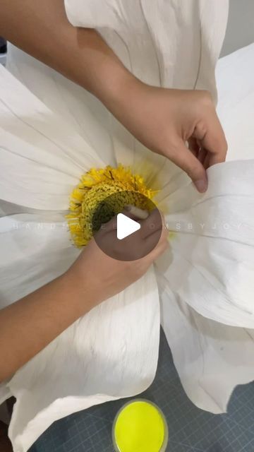 handmadebloomsbyjoy su March 4, 2024: "#WorkInProgress : this giant crepe paper flower is coming to life! Stay tuned for my next reel on how I’ll be making its stem 😊 #handmadebloomsbyjoy #paperflowers #giantpaperflowers #crafts #diy #themakingof". 3d Giant Paper Flowers, White Crepe Paper Flowers Diy, Making Giant Paper Flowers, Crepe Paper Large Flowers, How To Make Big Flowers Diy, Butcher Paper Flowers, Giant Paper Daisy, Oversized Flowers Diy, Diy Giant Paper Flowers Tutorials