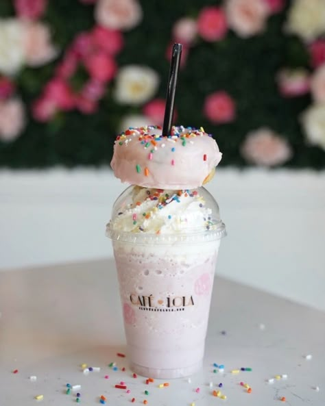 Cafe Drinks Ideas, Cafe Food Ideas Coffee Shop, Mini Cafe Ideas, Cafe Lola, Bakery Drinks, Cold Coffee Drinks Recipes, Cafe Food Ideas, Smoothie Menu, Cafe Drinks