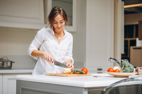 Jovem mulher na cozinha cozinhando o caf... | Free Photo #Freepik #freephoto #mulher-comida #mulher-fruta #comer #comer-fruta Bloated All The Time, Recipe Challenge, Commercial Cooking, Adrenal Health, Professional Cooking, Cooking Courses, Sandwich Maker, Breakfast Drink, Hormone Health