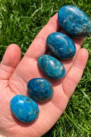 Blue Apatite Crystal, Apatite Crystal, Energy Vibration, Reiki Stones, Apatite Stone, Creative Problem Solving, Crystal Grids, Cool Rocks, Stone Healing