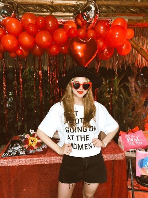 Bolo Taylor Swift, Taylor Swift Themed Party, Red Party Ideas, Bolo Snoopy, Taylor Swift Red Album, Taylor Swift Birthday Party Ideas, 22 Taylor, Red Birthday Party, 22 Birthday