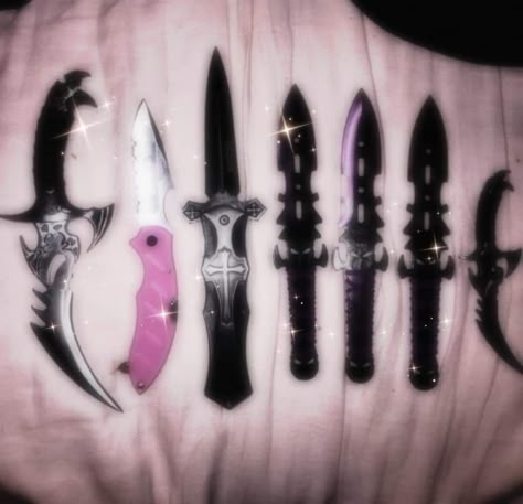 Pfp Edgy, Aesthetic Knifes, Aesthetic Discord Pfp, Black Knives, Aesthetic Discord, Creepy Cute Fashion, Knife Aesthetic, Pretty Knives, Discord Pfp