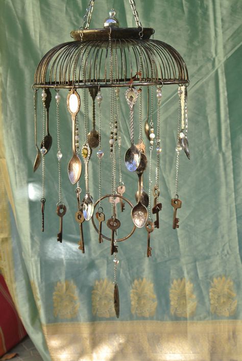 Old Key Windchime, Skeleton Key Wind Chimes, Key Crafts Ideas, Spoon Wind Chimes Diy, Key Crafts Recycled, Key Wind Chimes Diy, Crafts With Keys, Old Keys Repurpose, Handmade Wind Chimes Crafts