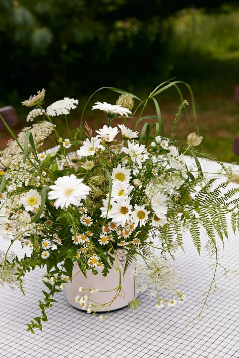 Daisy Centerpieces, Green Centerpieces, Dj Wedding, Daisy Wedding, Rustic Wedding Centerpieces, Wildflower Wedding, Deco Floral, Wedding 2024, Morning Wedding