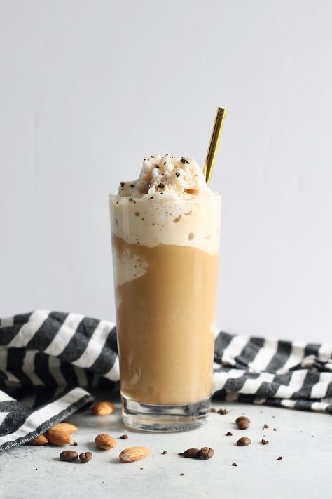 Vegan Frappuccino, Make Iced Coffee, Almond Milk Coffee, Frappuccino Recipe, Low Carb Snack, Vegan Drinks, Frappe, Healthy Dessert, Coffee Recipes