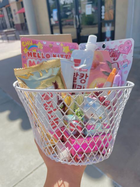 Hello Kitty Care Package, Sanrio Gift Basket, Snack Basket Ideas, Hello Kitty Theme Gift Basket, Sanrio Basket, Sanrio Snacks Aesthetic, Birthday Baskets, Unique Easter Baskets, Diy Best Friend Gifts