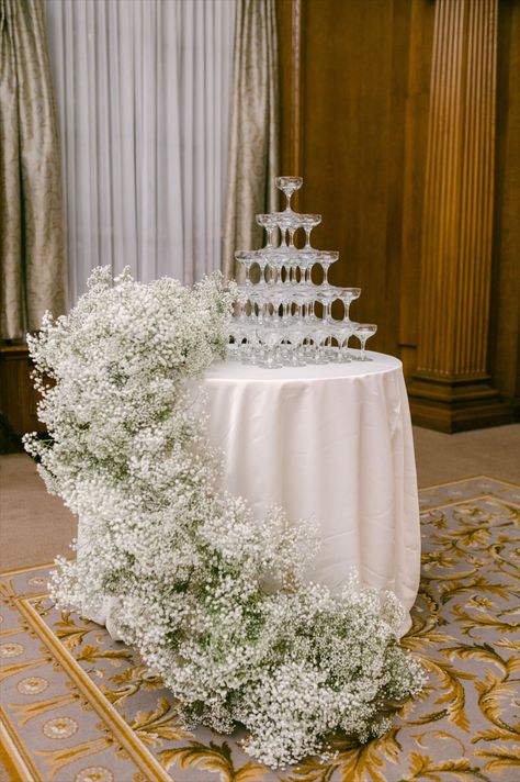 Chic and modern white on white wedding at The Vancouver Club in Vancouver B.C. shot by Blush Wedding Photography. #vancouverwedding #vancouverweddingphotographer #blushweddingphotography #whitewedding #modernwedding #whiteflowers #VancouverClubWedding Ceremony Arch White Flowers, White Flowers Candles Wedding, Sweetheart Table Floral Garland, Acrylic Chairs Wedding Receptions, Wedding Decorations Gypsophila, Simple All White Wedding Decor, Centerpiece With Candles And Flowers, Wedding Reception Vintage, Candle And White Flower Centerpiece