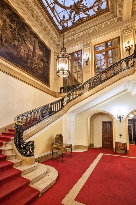 Dream House Staircase, Mansion Inside, Nyc Mansions, Classic Interior Design Living Room, Old Mansions Interior, Grandma And Granddaughter, Huge Mansions, Mansion Bedroom, Millionaires Row