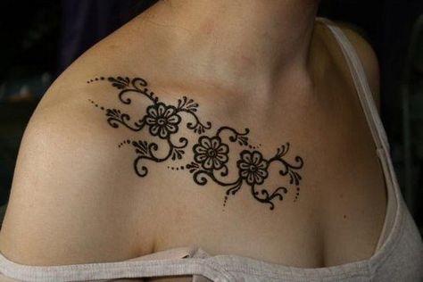 Collarbone Henna, Small Peacock Tattoo, Henna Leg Tattoo, Shoulder Henna, Hanna Tattoo, Henna Leg, Henna Hand Designs, Black Bird Tattoo, Peacock Tattoo