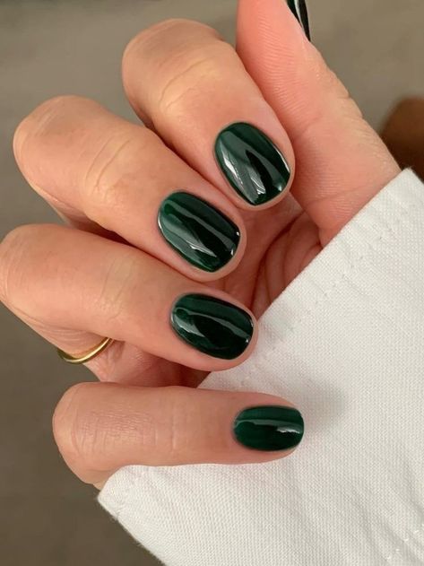 short emerald green nails Geode Nail Art, Dark Green Nail Polish, Nails Invierno, Dark Green Nail, Galaxy Nail, Galaxy Nail Art, Uñas Ideas, Ideas Uñas, Milky Nails