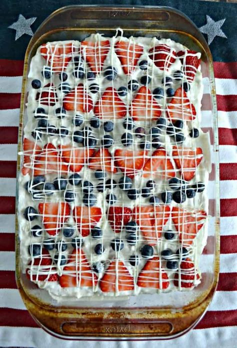 No Bake Summer Berry Icebox Cake - Hezzi-D's Books and Cooks Summer Berry Icebox Cake, Summer Berry Cake, Berry Icebox Cake, Cheesecake With Whipped Cream, Icebox Cake Recipes, Potluck Desserts, Berry Cake, Refreshing Desserts, Fruity Desserts