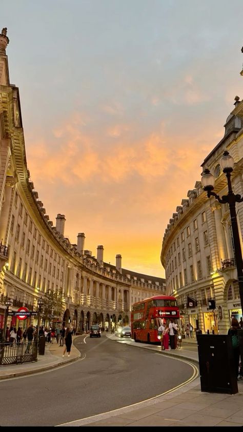 Sunset In London, London Trip Aesthetic, Summer In London Aesthetic, London In Summer, London Knightsbridge, London In Spring, Sunset London, London Autumn, England Aesthetic