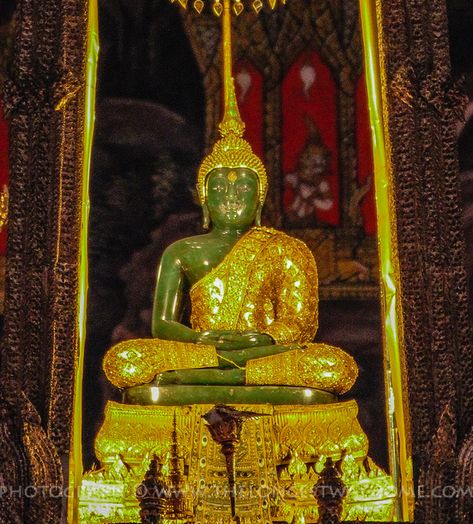 Emerald Buddha statue in Wat Phra Kaew, Bangkok, Thailand Bangkok Attractions, Wat Phra Kaew, Thailand Adventure, Buddha Temple, Bangkok City, Nepal Travel, Most Beautiful Gardens, Thai Art, Nature View