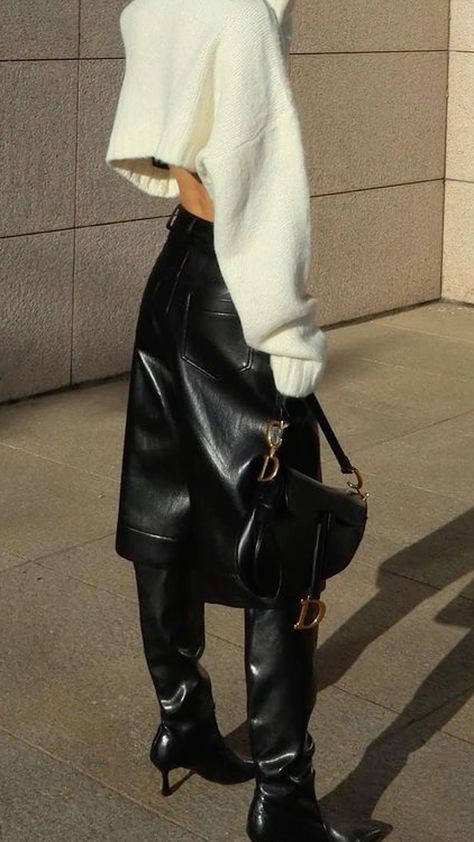 Winter Night Outfit, Fashion Style Outfits, Oversized Crop Top, Ootd Women, Black Leather Skirt, Winter Mood, Lifestyle Aesthetic, Black Leather Bag, Fits Inspo