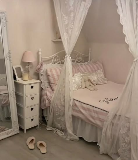 Princess Coquette Room, Cuartos Coquette, Hyper Feminine Room, Princesscore Room, Feminine Room Aesthetic, Coquette Dorm Room, Coquette Room Aesthetic, Victoria Secret Bedding, Coquette Room