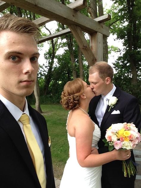 Guy Documents Life As A Third Wheel With A Series Of Awkward Selfies Third Wheel Prom Pictures, Third Wheel Dynamics, Third Wheeling Pictures, Third Wheel Drawing, Couple And Third Wheel, Third Wheel Pictures Aesthetic, 3rd Wheel Pictures, Wedding Photo Ideas Funny, Funny Couple Selfies