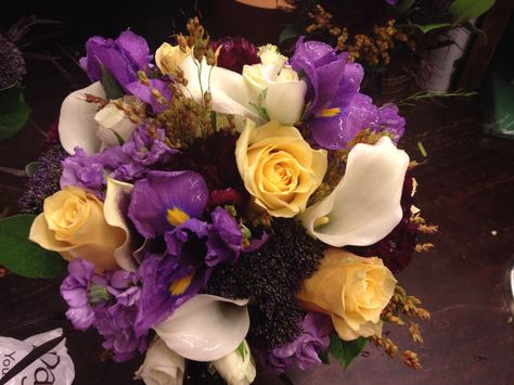 Purple and gold bouquet Purple And Gold Flower Arrangements, Purple And Gold Bouquet, Purple Centerpieces, Gold Bouquet, Purple Wedding Theme, Purple Bouquet, Gold And Purple, Wedding Floral Centerpieces, Grad Party Ideas